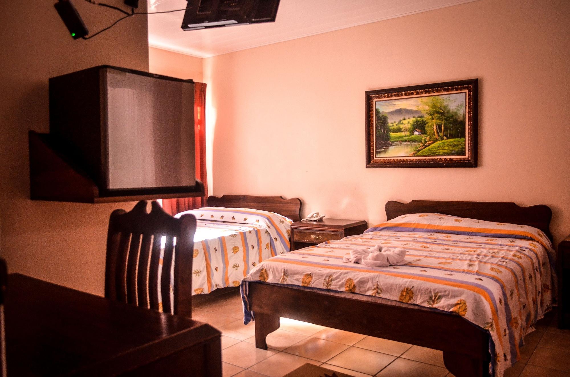Hotel La Choza Inn La Fortuna Bagian luar foto